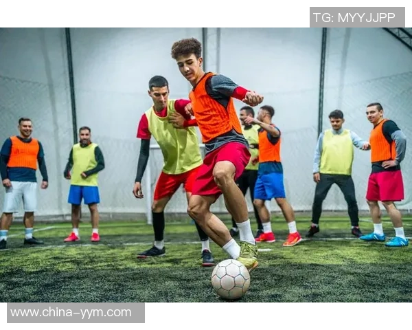 球星在足球场上玩转停球技巧 展现惊人控球艺术与比赛智慧