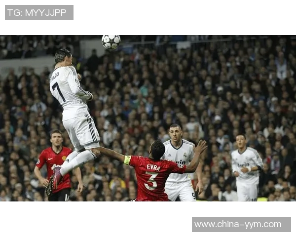 足球巨星精彩瞬间回顾：足坛传奇球员的巅峰对决与华丽进球合集