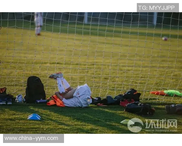 足球球星健身训练精彩瞬间展现强健体魄与卓越运动能力